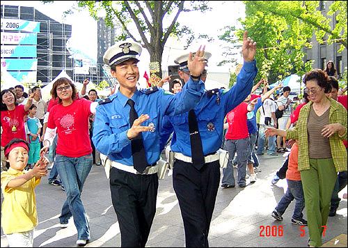 서울하이 페스티벌 경찰아저씨도 꼭지점 댄스 